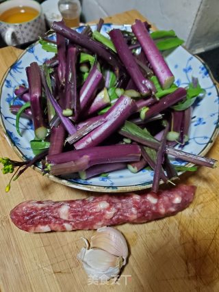 腊肠炒紫色菜心的做法步骤：1