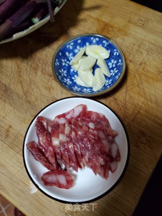 腊肠炒紫色菜心的做法步骤：2