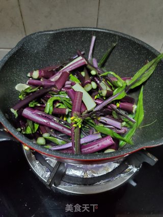 腊肠炒紫色菜心的做法步骤：6