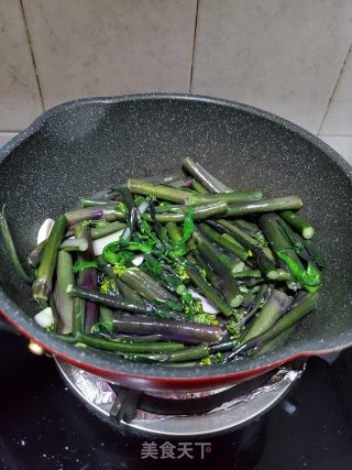 腊肠炒紫色菜心的做法步骤：7