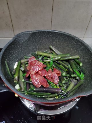 腊肠炒紫色菜心的做法步骤：8