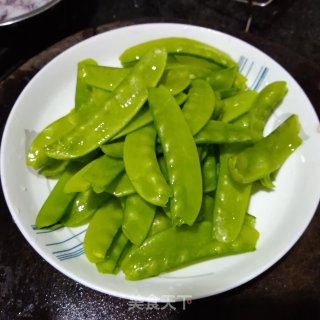 荷兰豆荞头炒小鱿的做法步骤：1