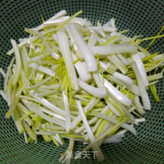 荷兰豆荞头炒小鱿的做法步骤：2