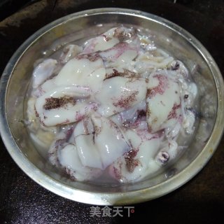 荷兰豆荞头炒小鱿的做法步骤：3