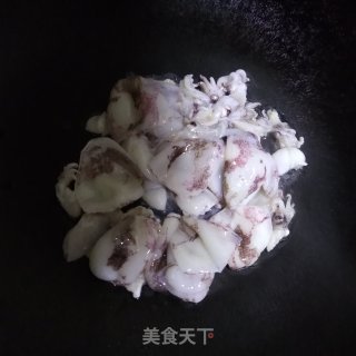 荷兰豆荞头炒小鱿的做法步骤：4