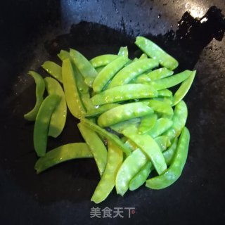 荷兰豆荞头炒小鱿的做法步骤：7
