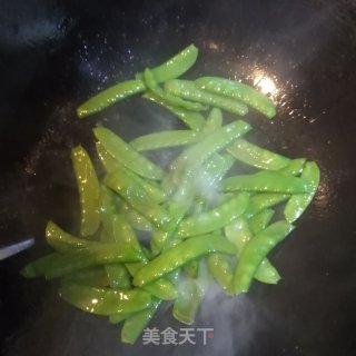 荷兰豆荞头炒小鱿的做法步骤：8