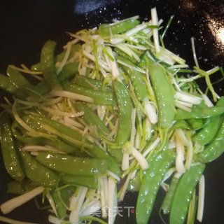 荷兰豆荞头炒小鱿的做法步骤：10