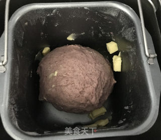 火龙果果皮汁黑麦吐司的做法步骤：4