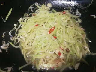 虾皮炒佛手瓜丝的做法步骤：10