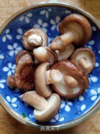 香菇鸡粒粥的做法步骤：2