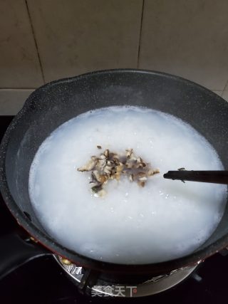香菇鸡粒粥的做法步骤：7