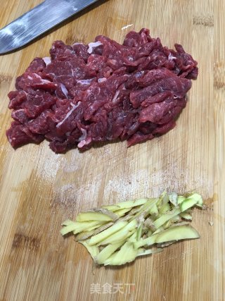 牛肉香芹汤粉的做法步骤：1