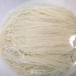 牛肉香芹汤粉的做法步骤：2