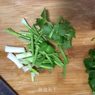 牛肉香芹汤粉的做法步骤：3