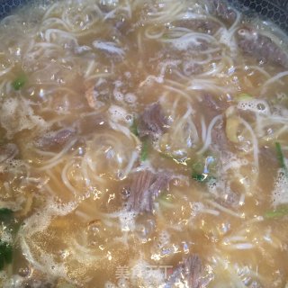牛肉香芹汤粉的做法步骤：10