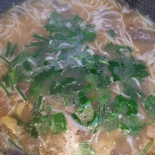 牛肉香芹汤粉的做法步骤：11