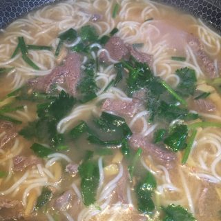 牛肉香芹汤粉的做法步骤：12