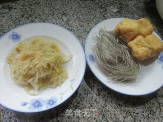 油豆腐酸菜煮粉条的做法步骤：1