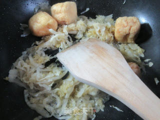 油豆腐酸菜煮粉条的做法步骤：2