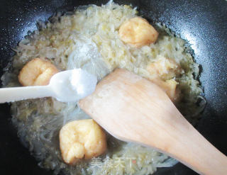 油豆腐酸菜煮粉条的做法步骤：7