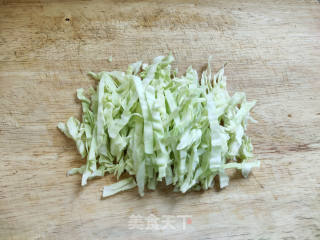 包菜火腿蛋炒河粉的做法步骤：2