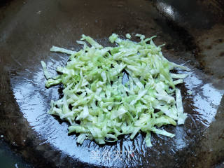 包菜火腿蛋炒河粉的做法步骤：5