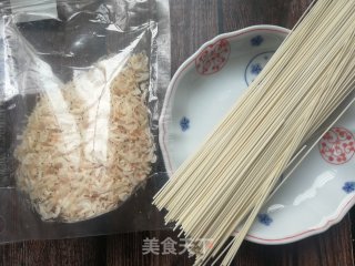 虾皮酸汤面的做法步骤：1