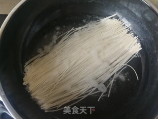 虾皮酸汤面的做法步骤：2