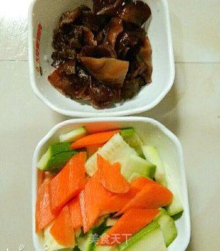 西葫芦木耳炒鸡蛋的做法步骤：1