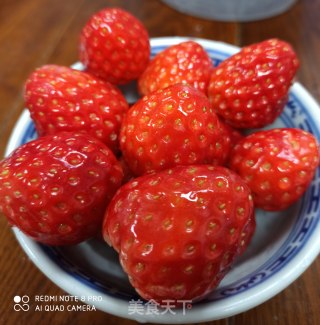 鲜奶草莓饮的做法步骤：1