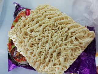 鸡蛋香肠煮面的做法步骤：3