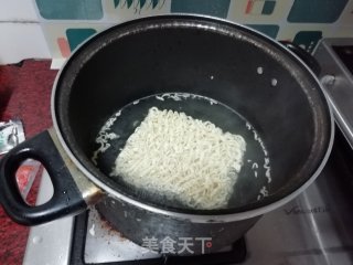 鸡蛋香肠煮面的做法步骤：4