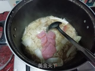 鸡蛋香肠煮面的做法步骤：10