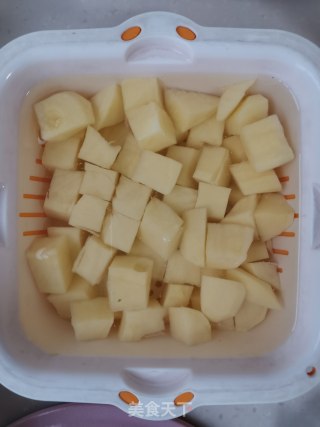 土豆烧鸡块的做法步骤：1