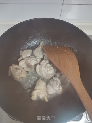 土豆烧鸡块的做法步骤：3