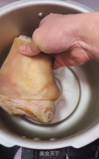 年夜饭----红烧肘子的做法步骤：4