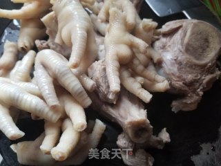 花生黄豆鸡爪汤的做法步骤：4