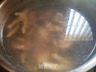 花生黄豆鸡爪汤的做法步骤：8