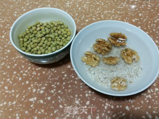 薏米核桃豆浆的做法步骤：1