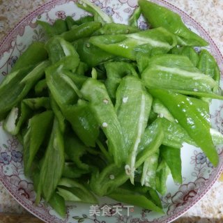 尖椒炒肉的做法步骤：2