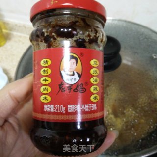 五花肉炒木耳腐竹的做法步骤：3