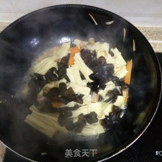 五花肉炒木耳腐竹的做法步骤：5