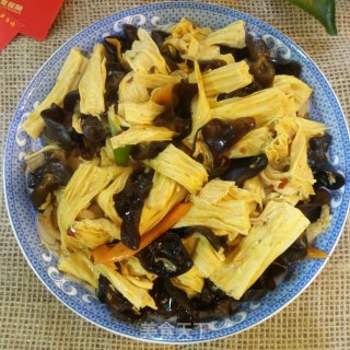 五花肉炒木耳腐竹的做法步骤：7