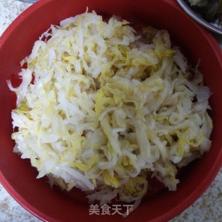 红焖肉炖酸菜的做法步骤：2