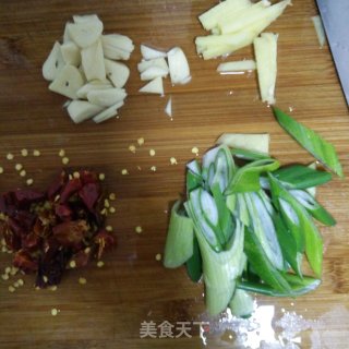 红焖肉炖酸菜的做法步骤：4