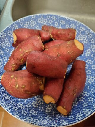 电饭煲焗番薯的做法步骤：1