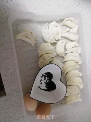 鸡蛋抱饺子的做法步骤：1