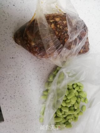 毛豆烧肉丸的做法步骤：1