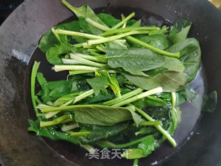 菠菜鸡蛋饼的做法步骤：1